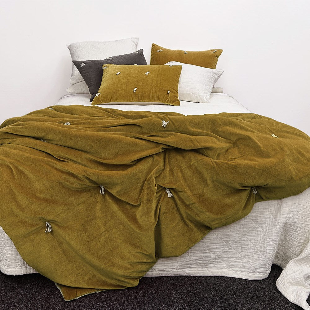 OAKURA QUILT QUEEN OCHRE