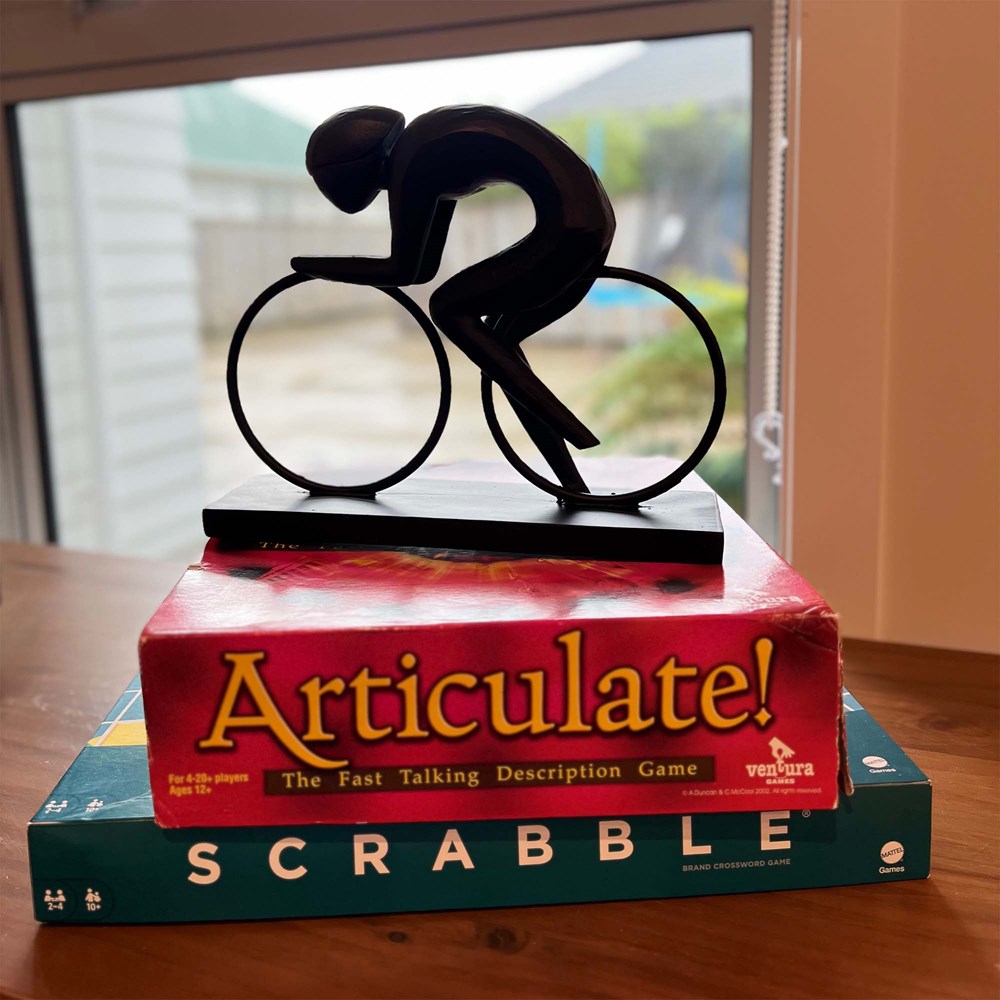 RIDING STATUE ON  BASE 25.7X7X21CM