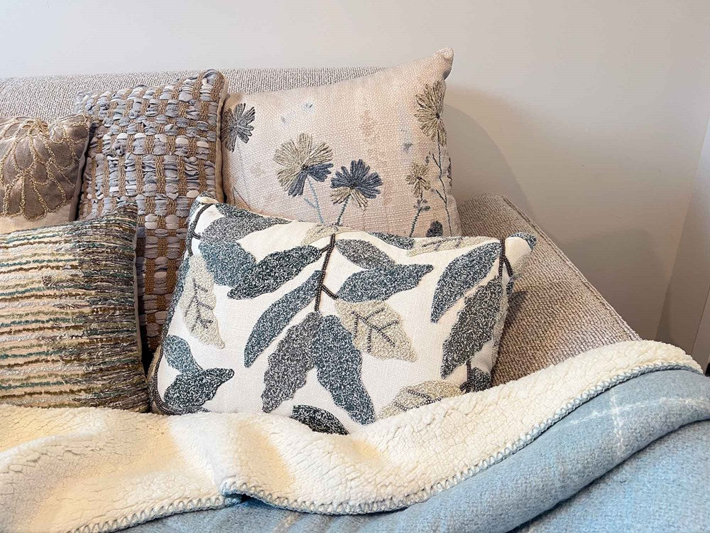WINDSWEPT LEAVES IN BLUE CUSHION 35x50CM